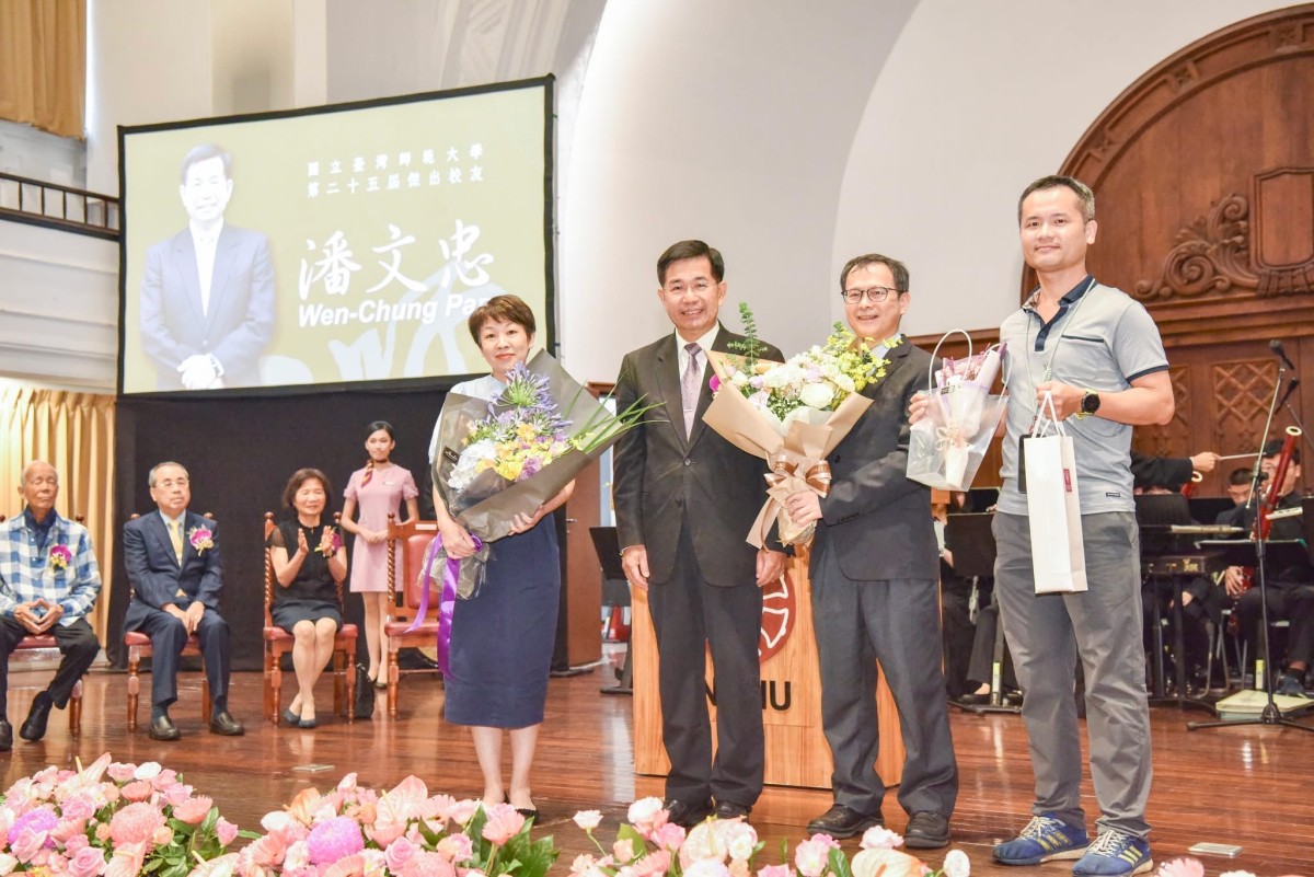 賀本系系（所）友教育部潘文忠前部長榮獲本校第25屆傑出校友